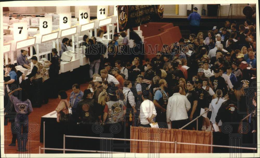 1993 Press Photo Harley-Davidson enthusiasts sign up fro rally, State Fair Park - Historic Images