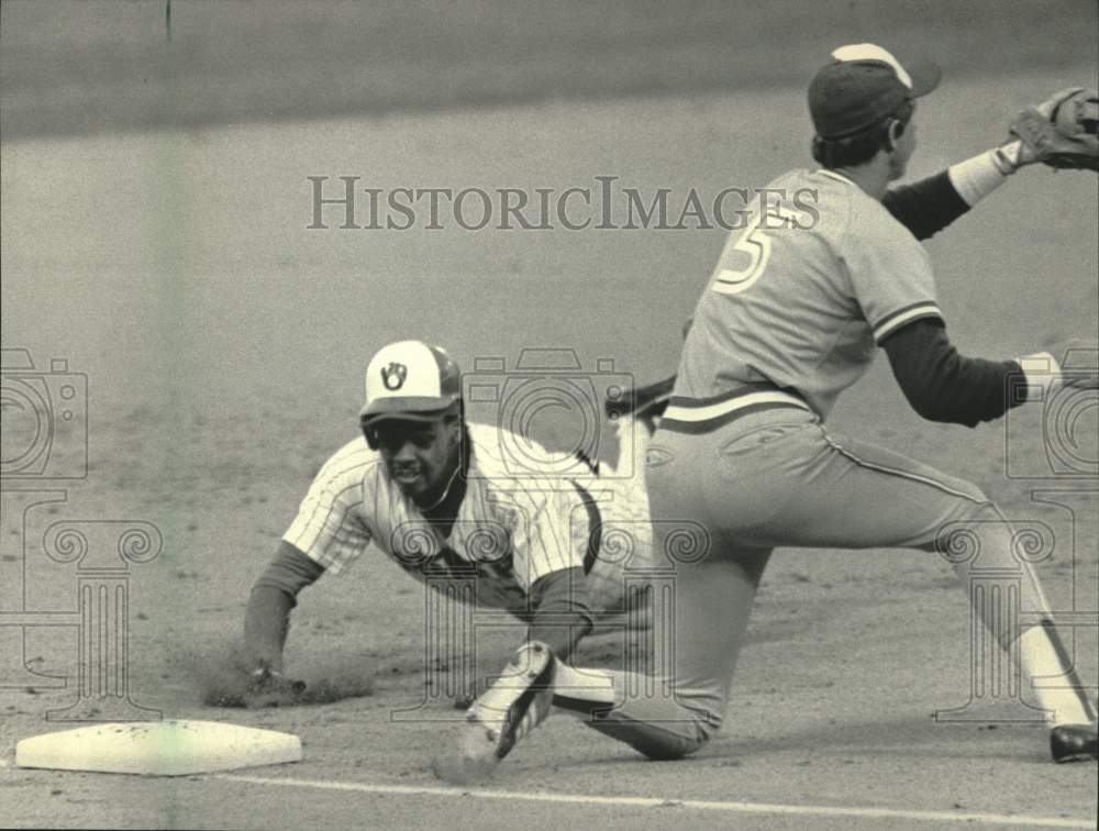 1984 Press Photo Blue Jay Mulliniks Waits For Baseball As Brewer James Slides - Historic Images