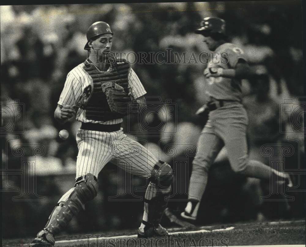 1989 Press Photo Brewer BJ Surhoff Drops Baseball As Royal Kevin Seitzer Scores - Historic Images