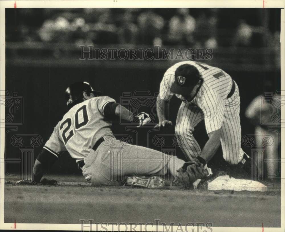 1989 Press Photo Brewer Jim Gantner And Yankee Alvaro Espinoza Playing Baseball - Historic Images