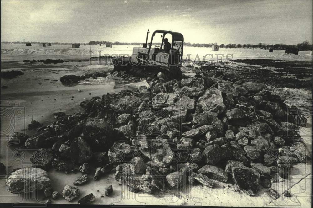 1982 Press Photo Tractor Works On Walleye Spawning Ground At Fox Lake, Wisconsin - Historic Images