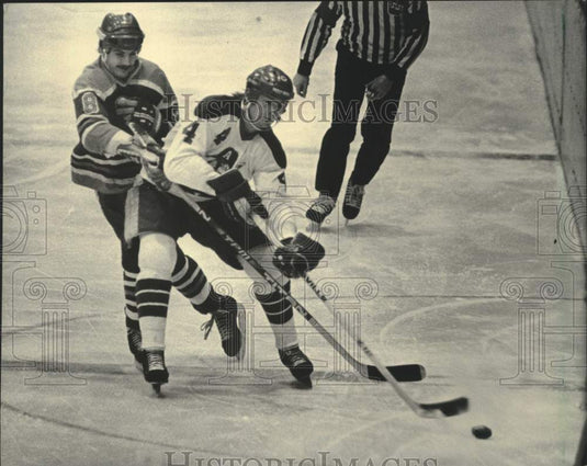 1984 Press Photo Komet Doug Rigler And Admiral Bruce McKay During Hockey Game - Historic Images