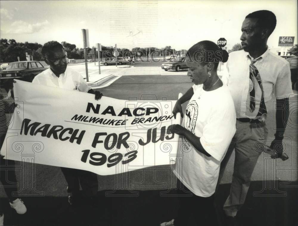 1993 Press Photo Johnson family fold NAACP banner, leaving to march in D.C, WI - Historic Images