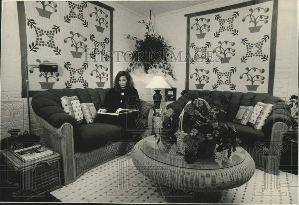 1989 Press Photo Design store owner Gail Homuth in the sun room of her home - Historic Images