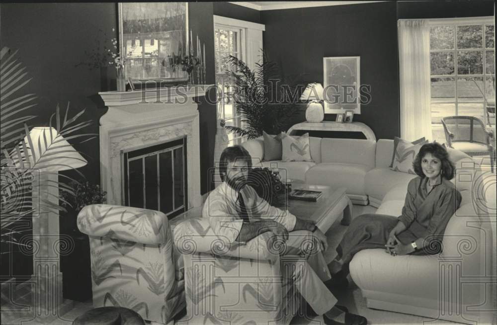 1986 Press Photo Gail and Larry Homuth relax in their Whitefish Bay residence - Historic Images