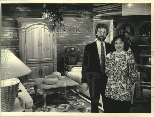 1987 Press Photo Larry & Gail Homuth in one of their furniture stores, Wisconsin