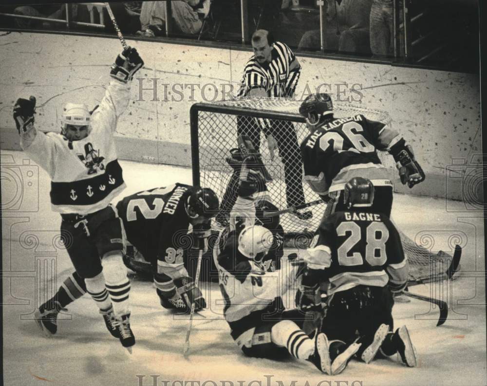 1989 Press Photo Milwaukee Admirals Ron Stern Celebrates His First-Period Goal - Historic Images