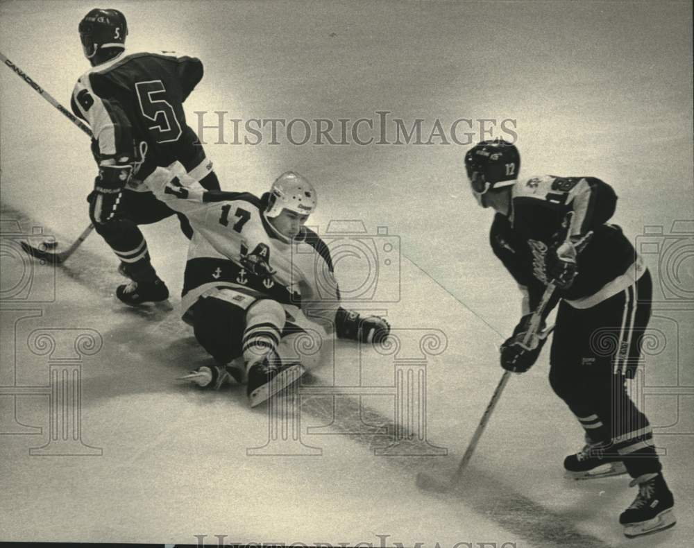 1988 Press Photo Milwaukee Admiral's Paul Lawless Tries to Stop Martin Burgers - Historic Images