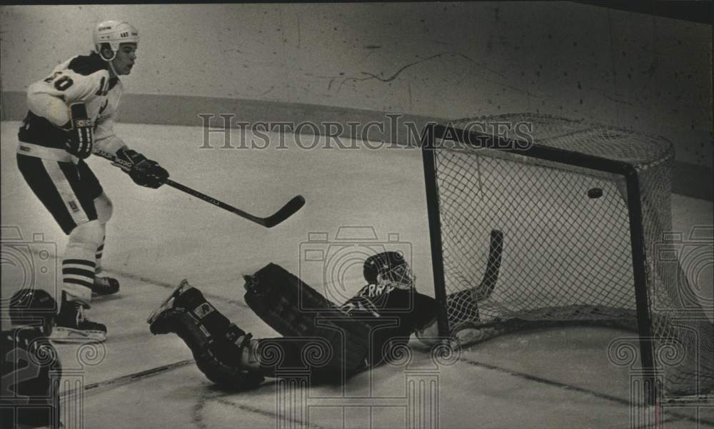 1988 Press Photo Admirals&#39; Rob Murphy Slaps Goal Past Indianapolis&#39; Alan Perry - Historic Images