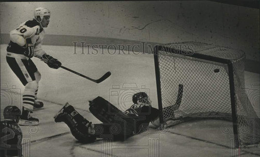 1988 Press Photo Admirals' Rob Murphy Slaps Goal Past Indianapolis' Alan Perry - Historic Images