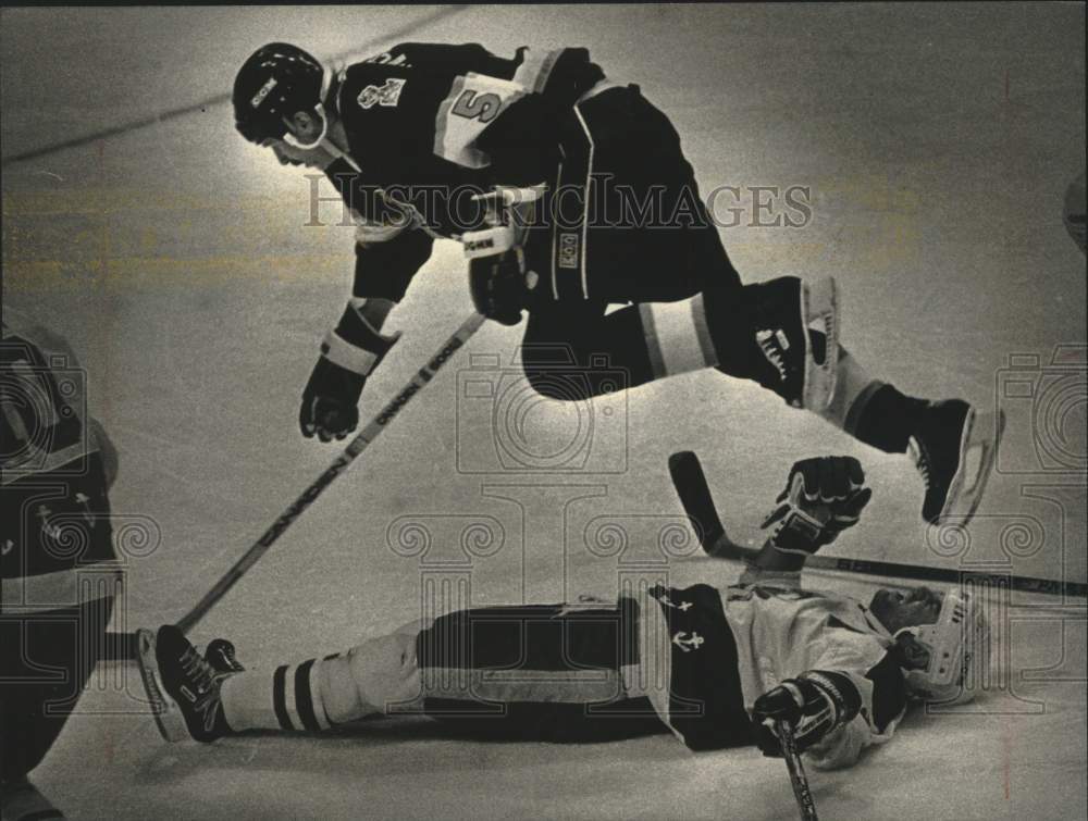 1988 Press Photo Poor Ice Conditions Plague Players in Milwaukee Admirals Game - Historic Images
