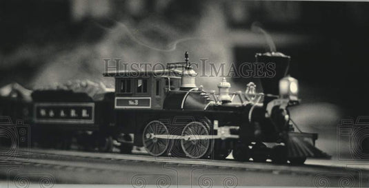 1987 Press Photo 19th Century Switch Engine Model Train Blowing Real Smoke - Historic Images