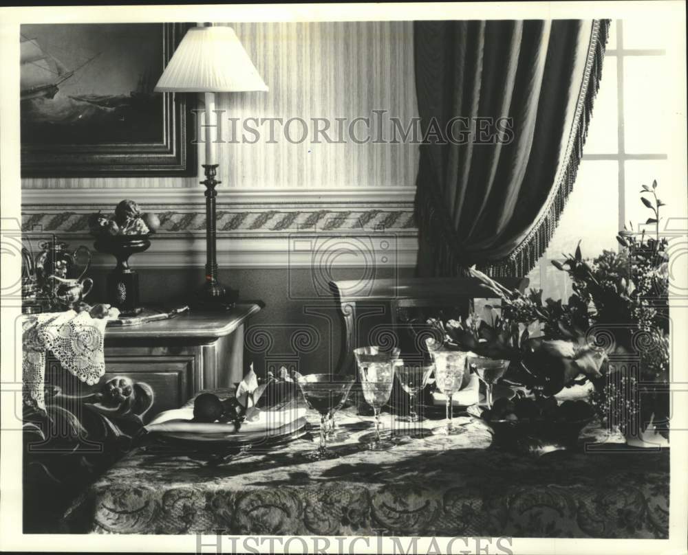 1994 Press Photo Quietly striped wallpaper, makes for interesting background. - Historic Images