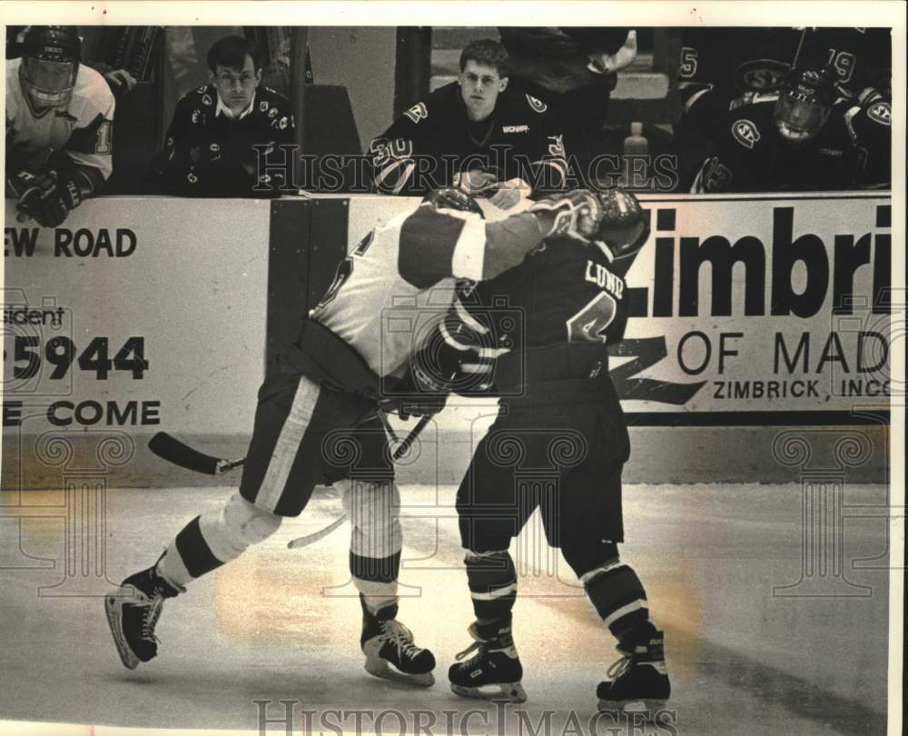 1994 Press Photo University of Wisconsin battles St. Cloud State in hockey game - Historic Images