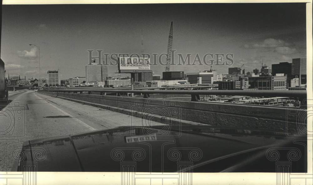 1985 Press Photo Sign Overlooking North-South Freeway in Milwaukee, Wisconsin - Historic Images