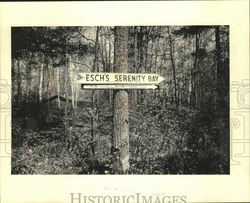 1987 Press Photo DeWolf&#39;s Den &amp; Serenity Bay sign in lake country, Wisconsin - Historic Images