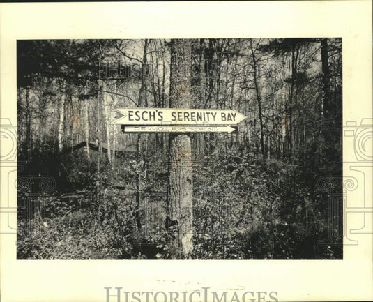 1987 Press Photo DeWolf's Den & Serenity Bay sign in lake country, Wisconsin - Historic Images