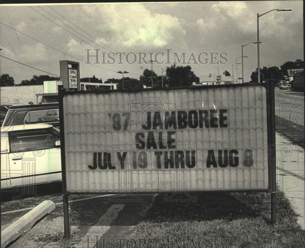 1987 Press Photo West Allis considering a ban on temporary signs like this, WI - Historic Images