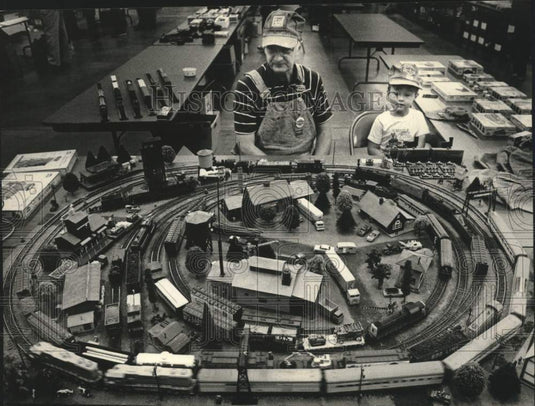 1988 Press Photo Doug Stadelmann with model trains, Great American Train Mart WI - Historic Images