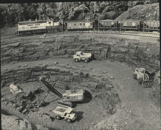 1985 Press Photo scene of John Tews' Timber River Railway Model train set, WI - Historic Images