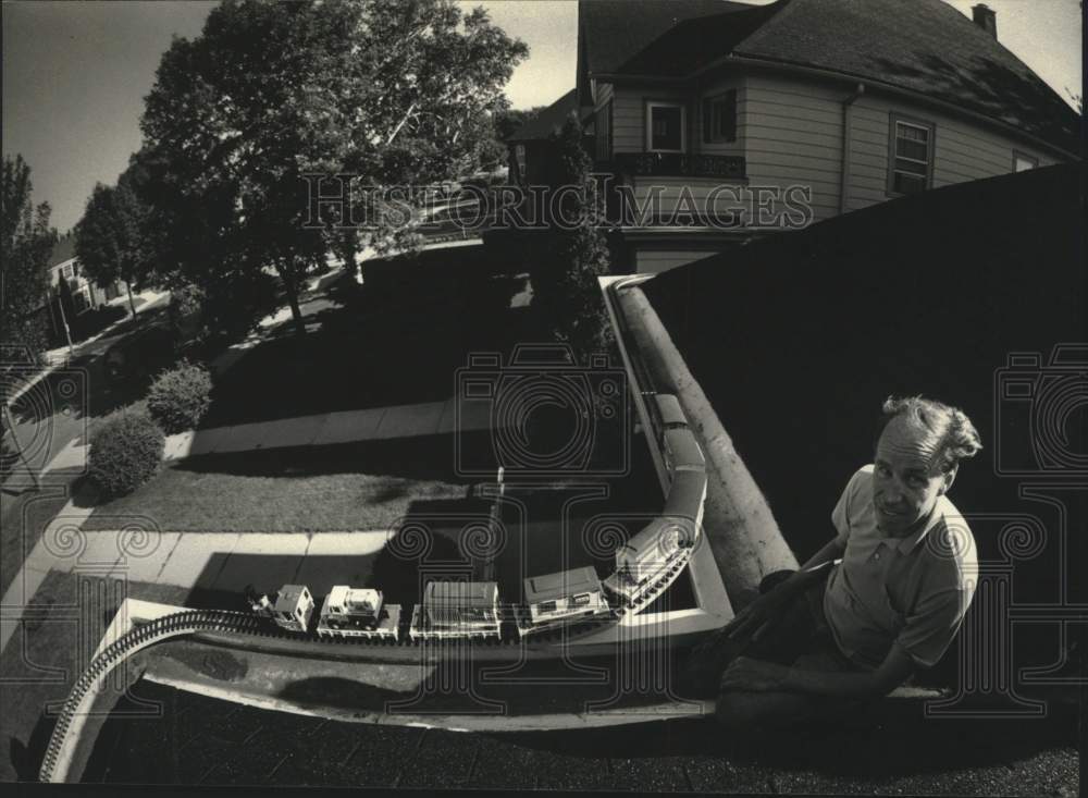 1991 Press Photo Model Train Layout On Roof Of Shorewood Home Of Henry Paque - Historic Images