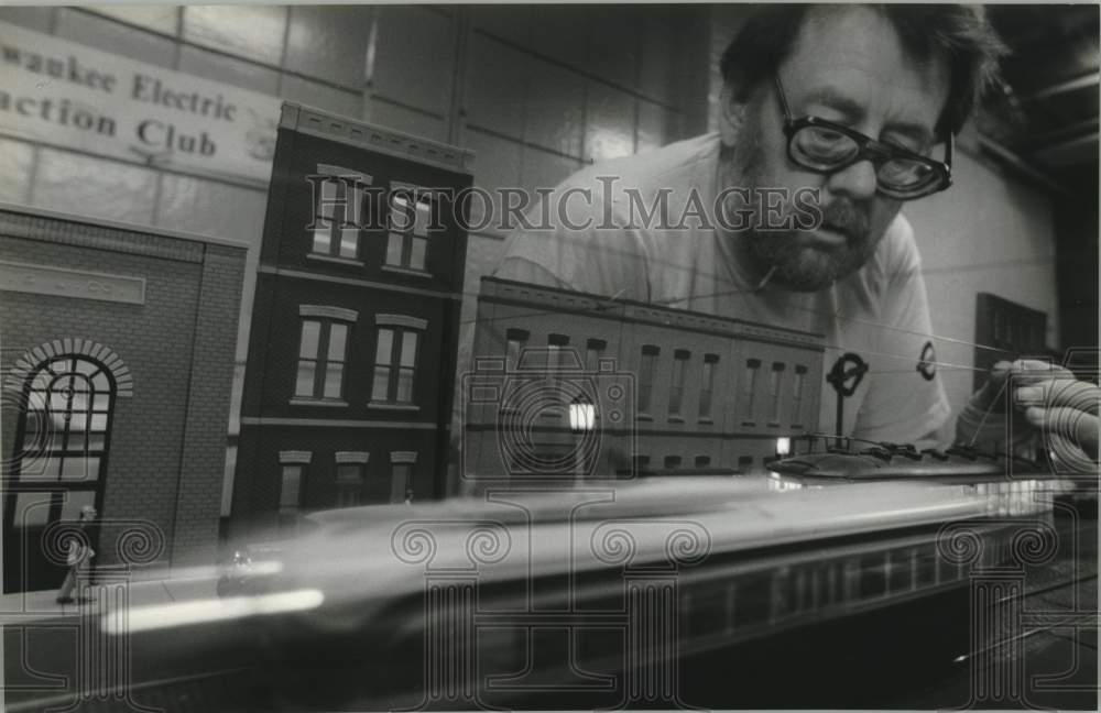 1993 Press Photo Thomas Matola with Model at Trainfest in West Allis, Wisconsin - Historic Images