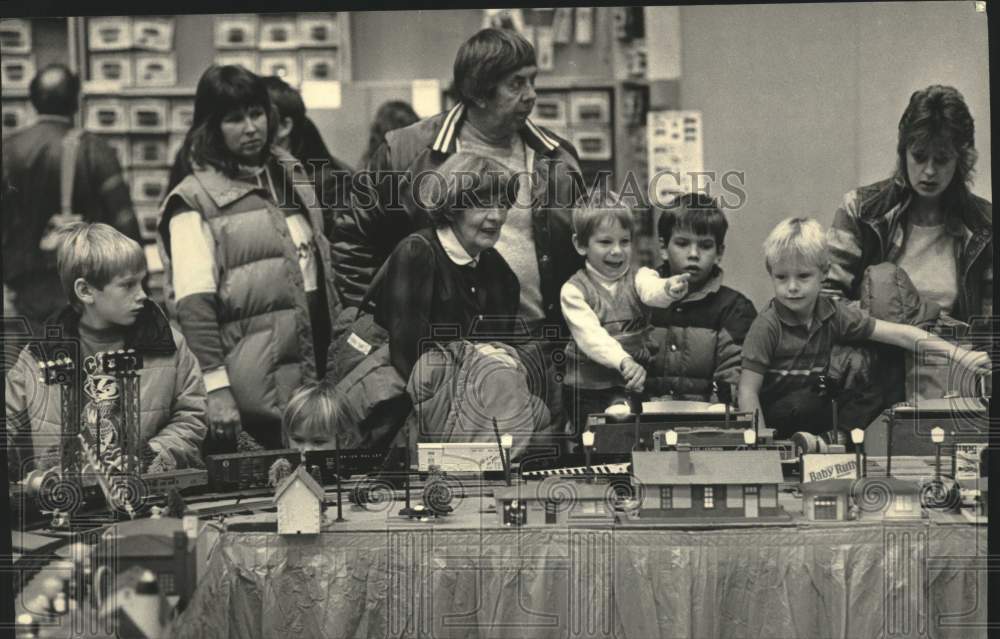 1987 Press Photo Kids at the Great American Train Show in Milwaukee, Wisconsin - Historic Images