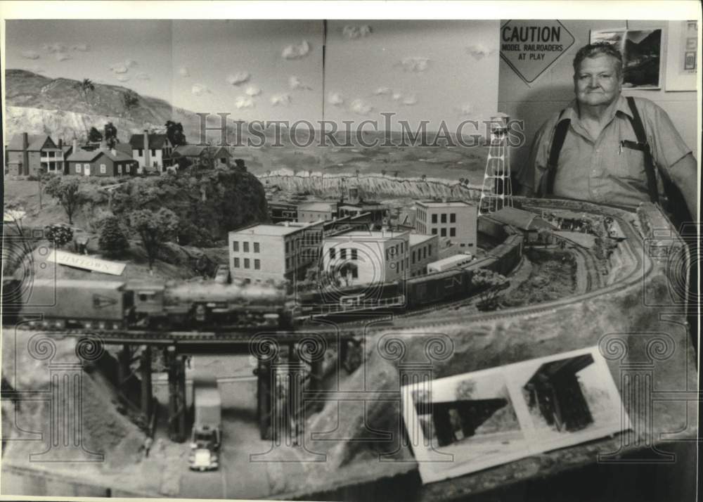 1993 Press Photo Jim Mess with model railroad layout in home basement, Milwaukee - Historic Images