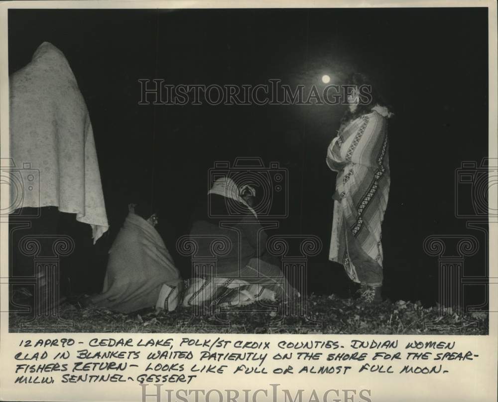 1990 Press Photo Chippewa women wait for spear fishermen to return in Wisconsin - Historic Images