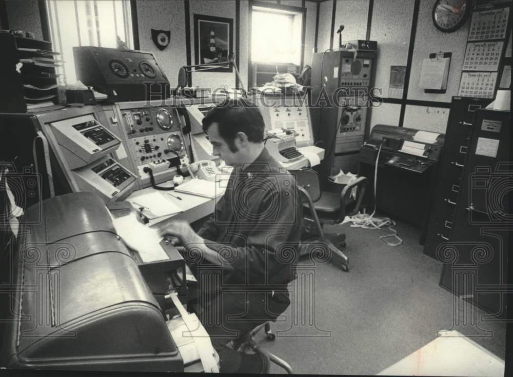 1978 Press Photo coast guardsman Frank Torres at work in radio control room, WI - Historic Images