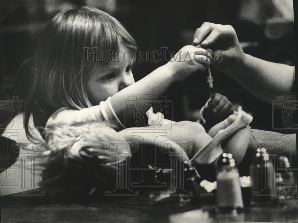 1974 Press Photo girl gives doll shot, Milwaukee Children&#39;s Hospital of WI - Historic Images