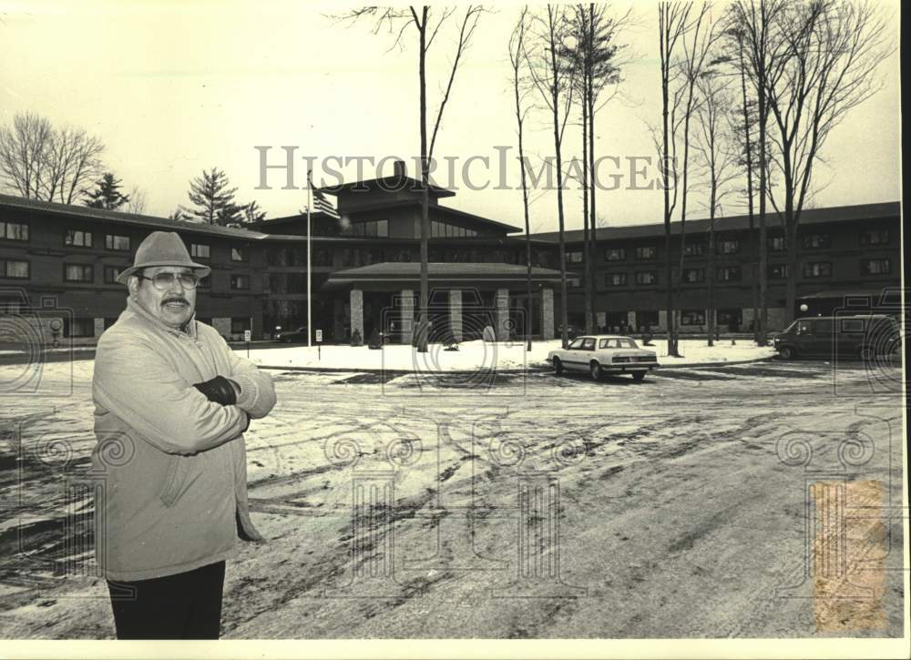 1987 Press Photo Purcell Powless, Oneida Tribal Chairman, at the Rodeway Inn - Historic Images