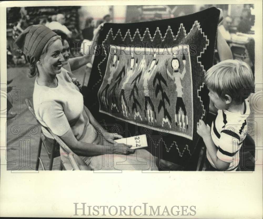1975, Mrs. Terry Eichman won &quot;Ye Ba Shay&quot; rug in auction, New Mexico - Historic Images