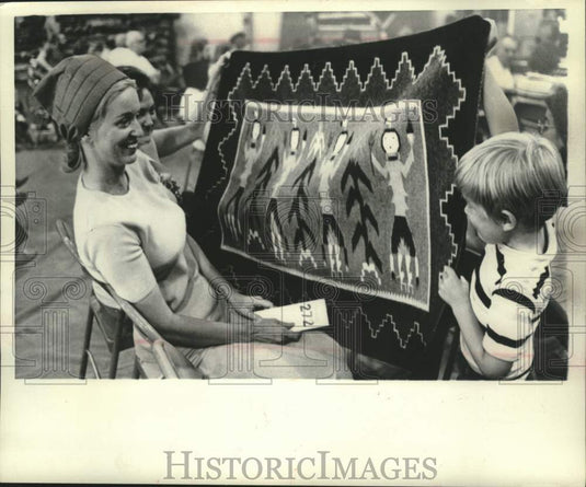 1975, Mrs. Terry Eichman won "Ye Ba Shay" rug in auction, New Mexico - Historic Images