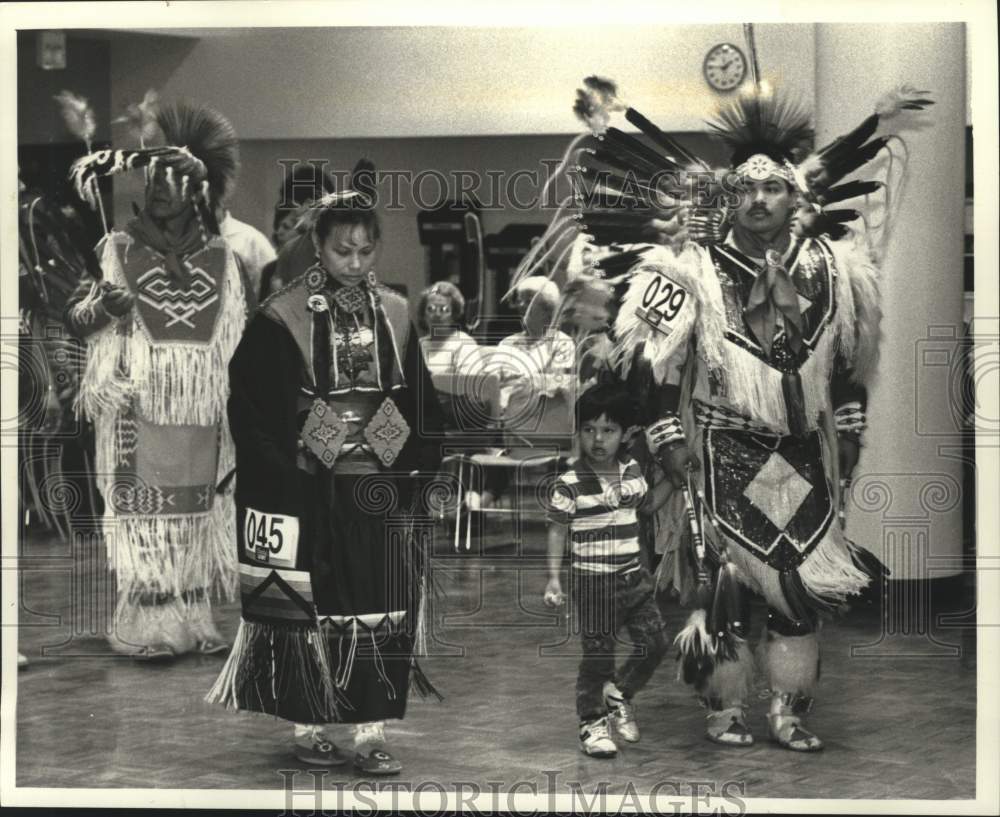 1990 Press Photo Native Americans dance during a traditional powwow in Milwaukee - Historic Images