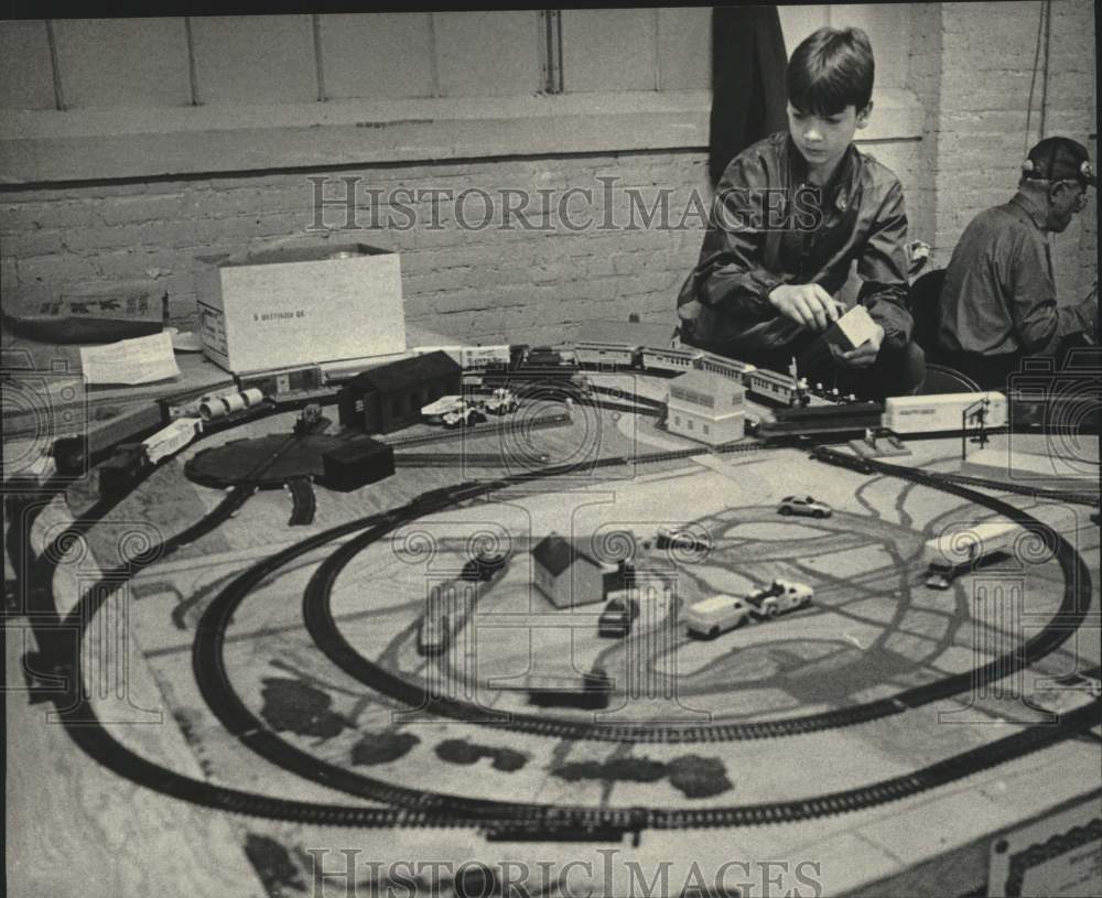 1985 Press Photo Boy &amp; miniature trains, 14th Annual Trainfest, State Fair Park - Historic Images