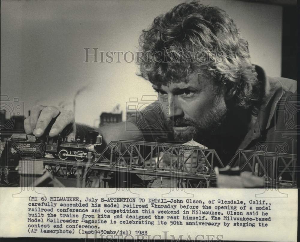 1983 Press Photo John Olson assembles model railroad for conference in Milwaukee - Historic Images