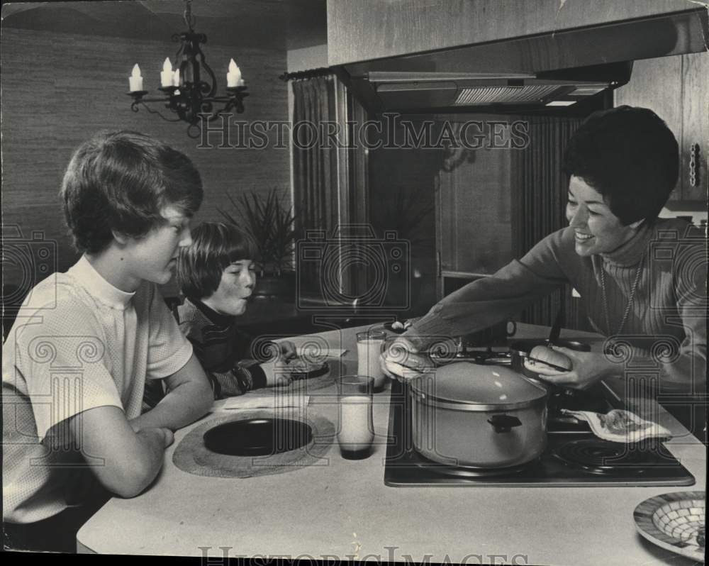 Mrs. Bart Starr Serves Supper For Her Boys As Football Coach Is Late - Historic Images