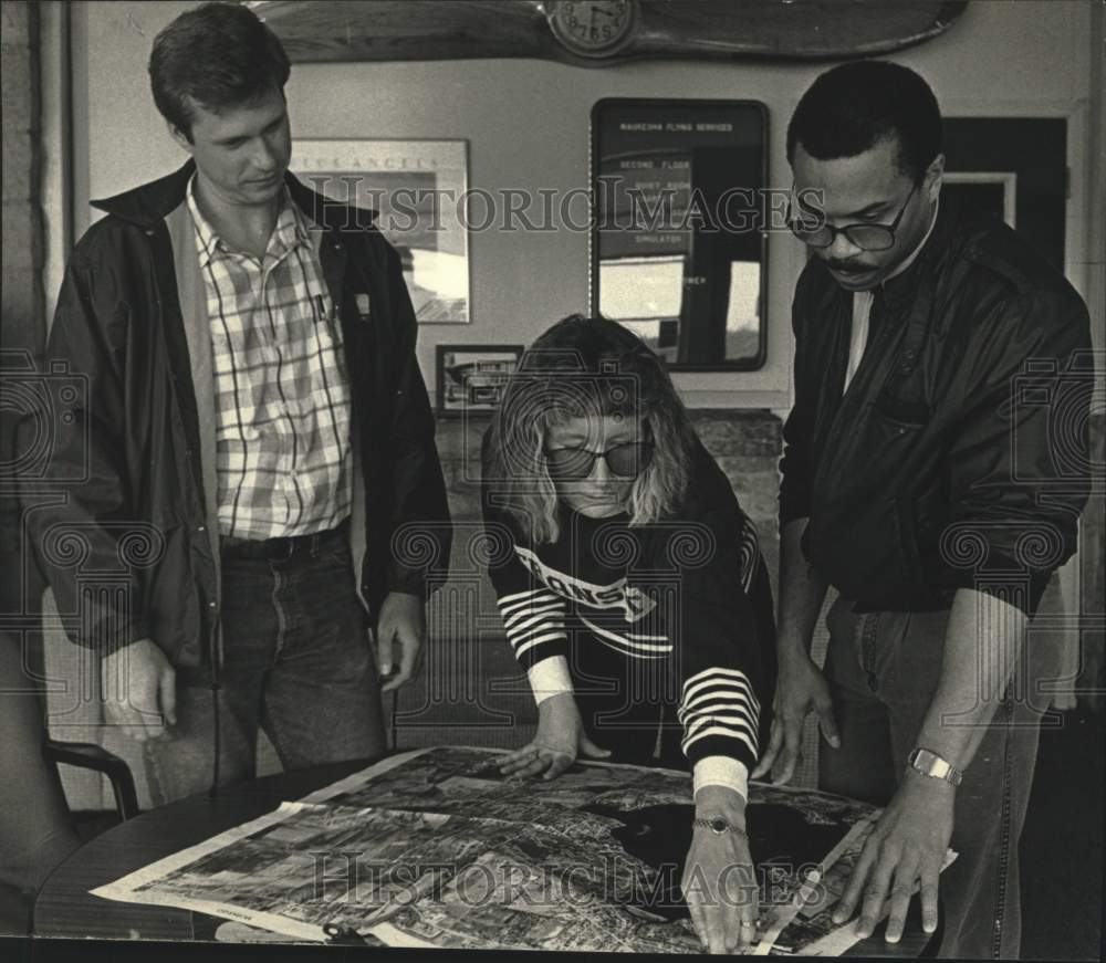 1991 Press Photo Faye Amerson &amp; others survey Little Muskego Lake watershed, WI - Historic Images