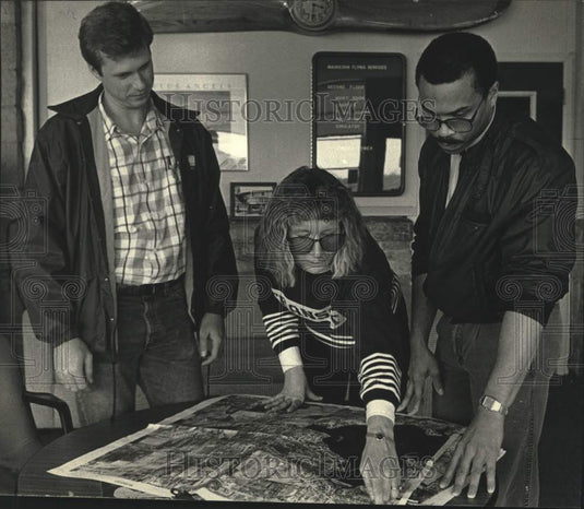 1991 Press Photo Faye Amerson & others survey Little Muskego Lake watershed, WI - Historic Images