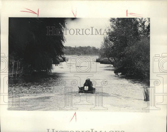 1977 Press Photo Hunters going out on Big Muskego Lake, Wisconsin - mjc39908 - Historic Images