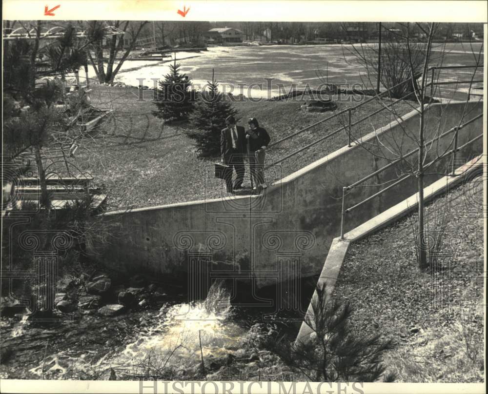 1992 Press Photo Attorney Donald J. Murn &amp; Suzanne Hammond, Muskego Lake Dam, WI - Historic Images