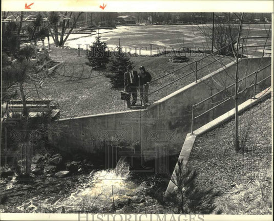 1992 Press Photo Attorney Donald J. Murn & Suzanne Hammond, Muskego Lake Dam, WI - Historic Images