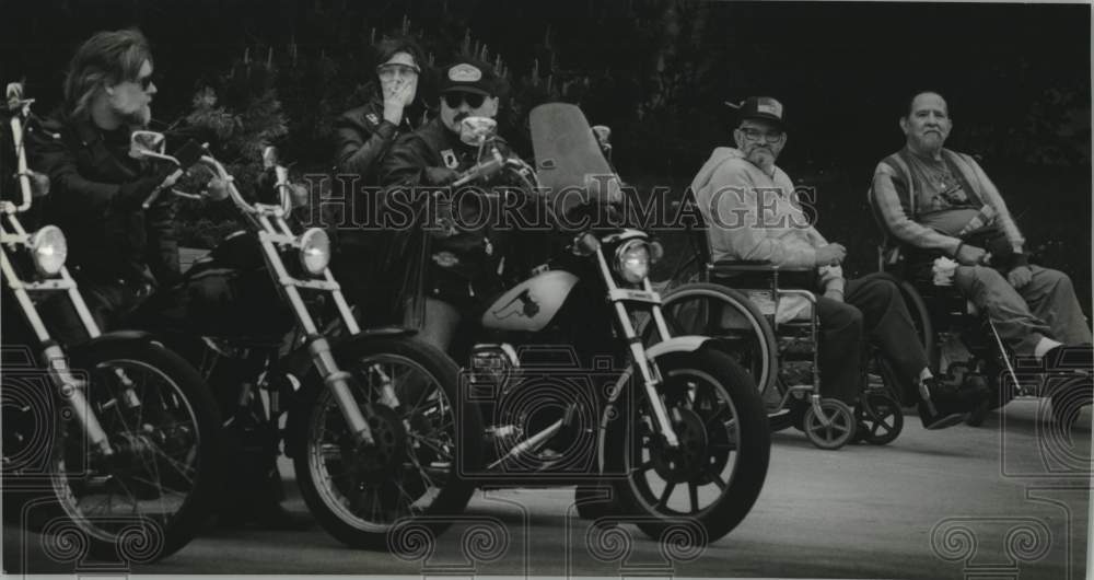1994 Press Photo Veterans watch bikers, Zablocki Veterans Affairs Medical Center - Historic Images