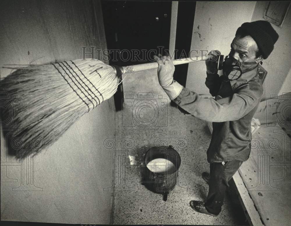 1981 Press Photo Custodian cleans feces from a Milwaukee County Jail cell wall - Historic Images