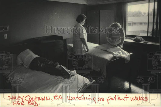 1984 Press Photo Nurse Mary Coleman & patient, Milwaukee County Mental Health - Historic Images