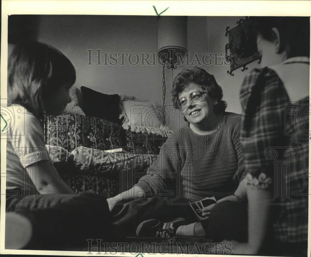 1984 Press Photo manic depressive Mary Stoner plays cards with grandchildren, WI - Historic Images