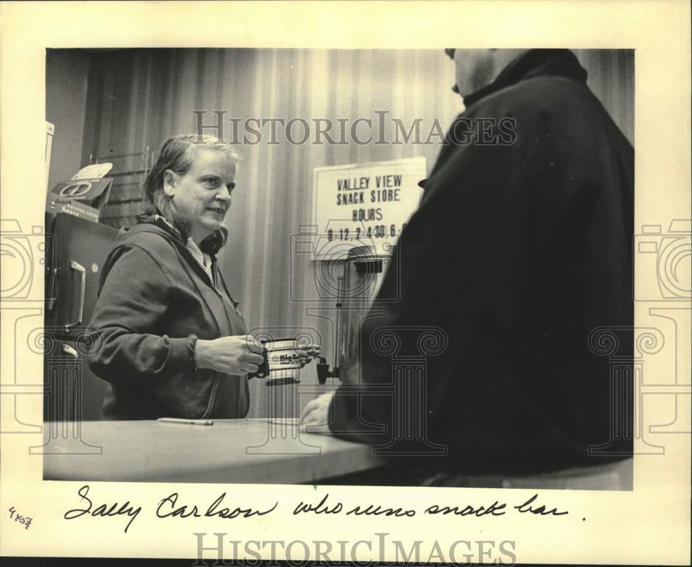 1984 Press Photo Sally Carlson runs snack bar, Valley View Residential Center WI - Historic Images