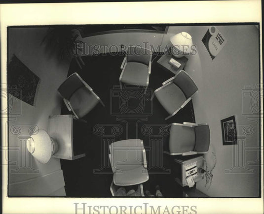 1984 Press Photo Group meeting room - mjc39950 - Historic Images
