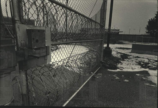 1992 Press Photo Rear gate & courtyard areas at Mendota Mental Health Institute - Historic Images